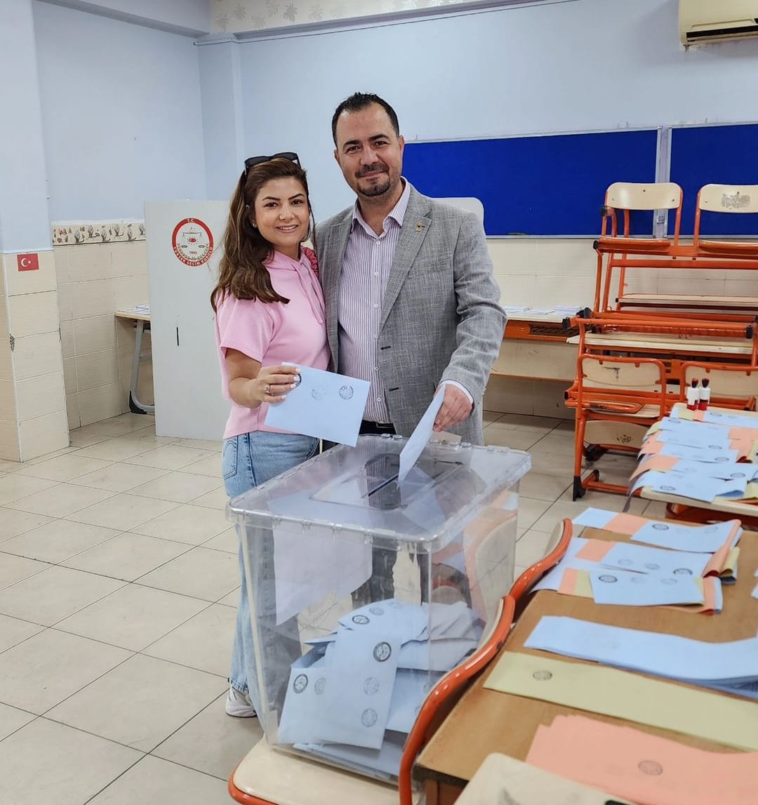 Zafer Partisi Osmaniye Belediye Başkan Adayı Ertuğ Eşi Ile Birlikte Oy Kullandı (2)