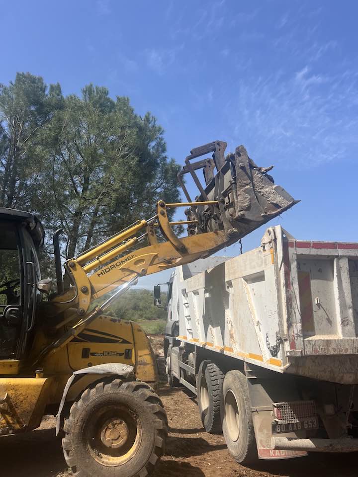 Böcekli'de Mezarlık Temizliği Hız Kesmiyor (1)