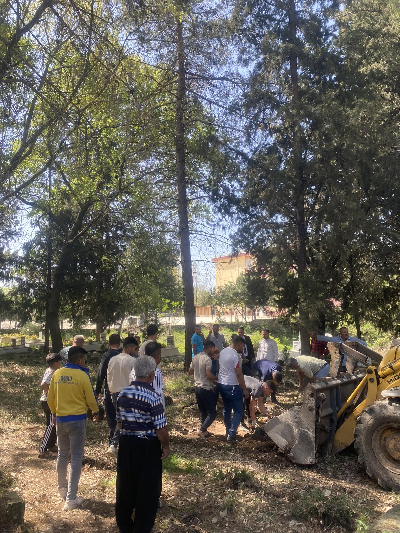 Böcekli'de Mezarlık Temizliği Hız Kesmiyor (6)