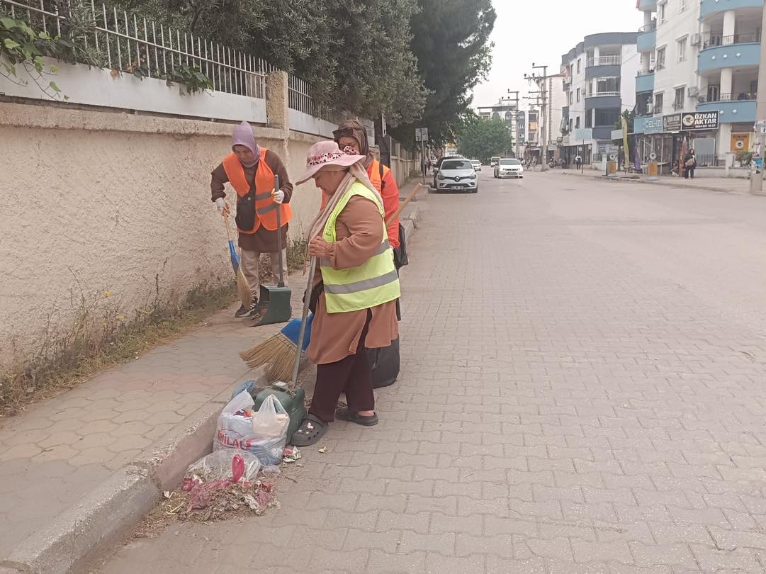 Osmaniye Belediyesi, Mehmet Akif Ersoy Mahallesinde Temizlik Çalışmalarını Sürdürüyor (1)