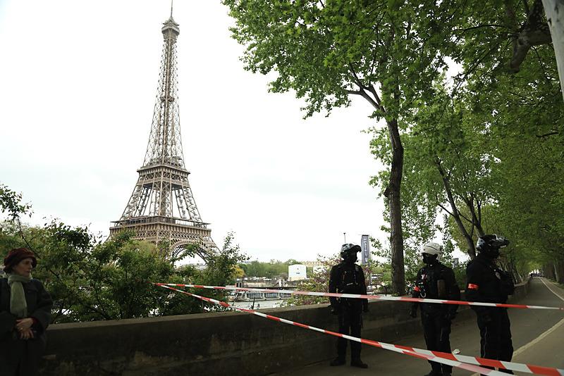 Son Dakika Fransada Bomba Alarmi Uzerinde Patlayici Bulunan Bir Kisi Iran Konsoloslugu Onunde Kendini Patlatma 1713534526070 (1)