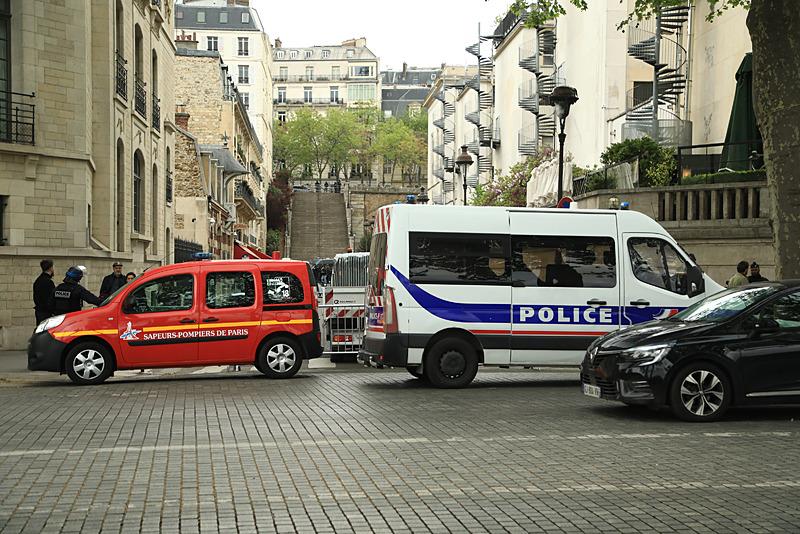 Son Dakika Fransada Bomba Alarmi Uzerinde Patlayici Bulunan Bir Kisi Iran Konsoloslugu Onunde Kendini Patlatma 1713534714447 (1)
