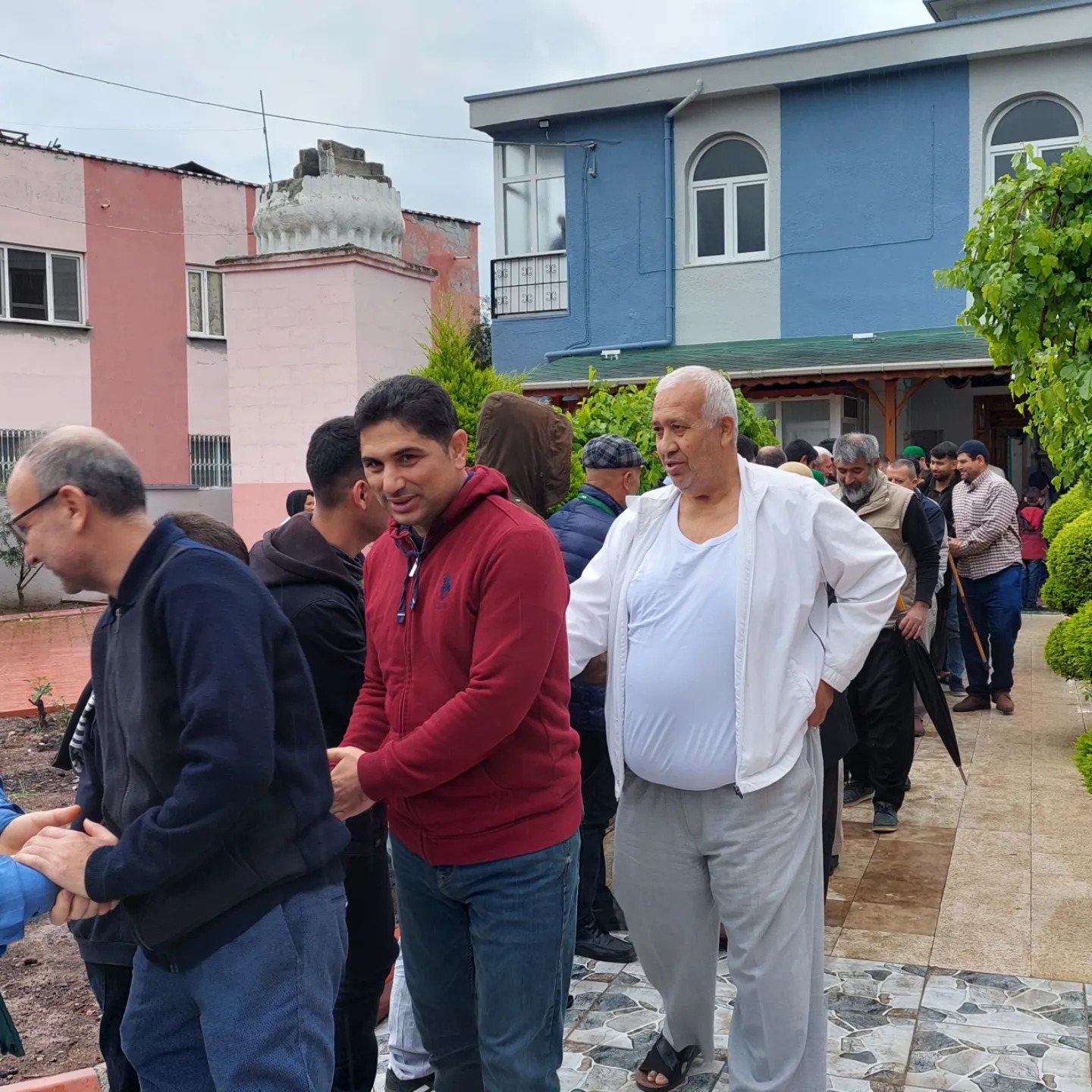 Toprakkale'de Yağışa Rağmen Vatandaşlar Bayram Namazı İçin Camilere Akın Etti (3)
