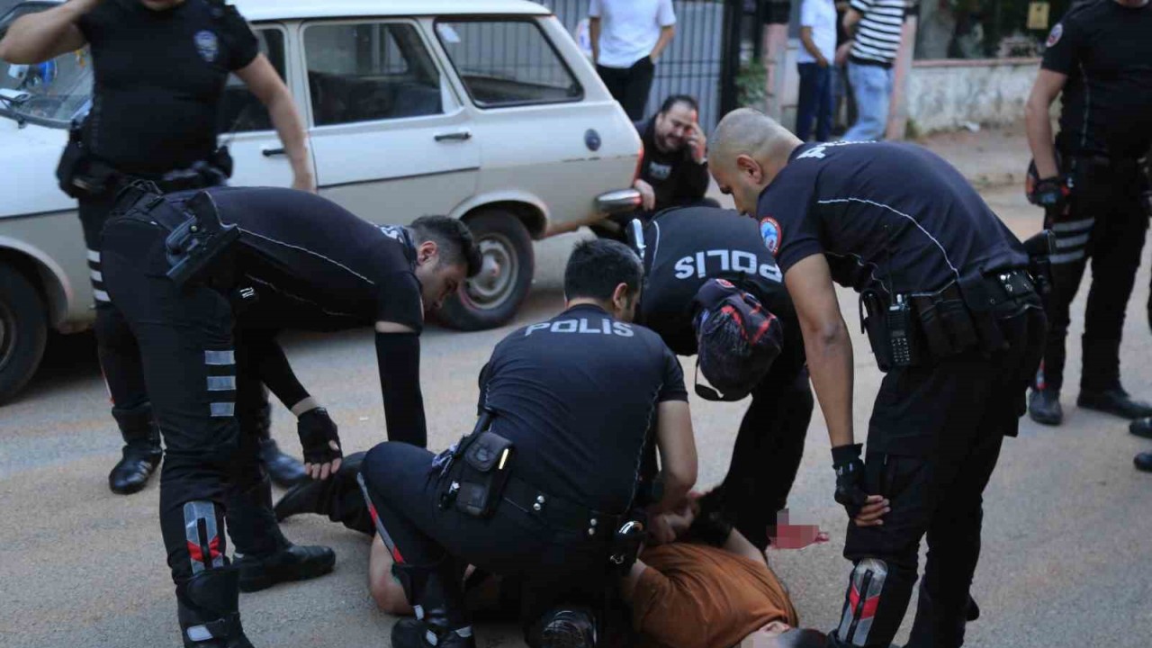 Polis Ekiplerine Bıçakla Saldıran Şahıs Bacağından Vurularak Etkisiz Hale Getirildi