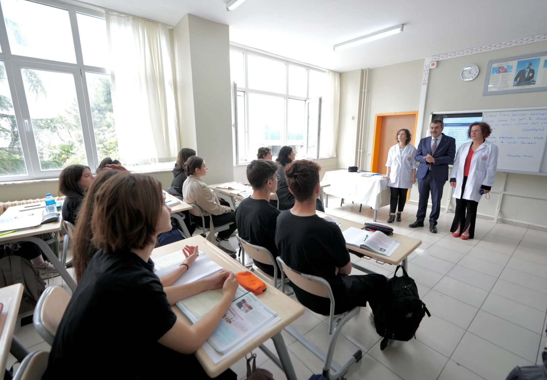 Millî Eğitim Bakanı Yusuf Tekin, Etiler Anadolu Lisesi'nde Öğrenci Ve Öğretmenlerle Buluştu (4)