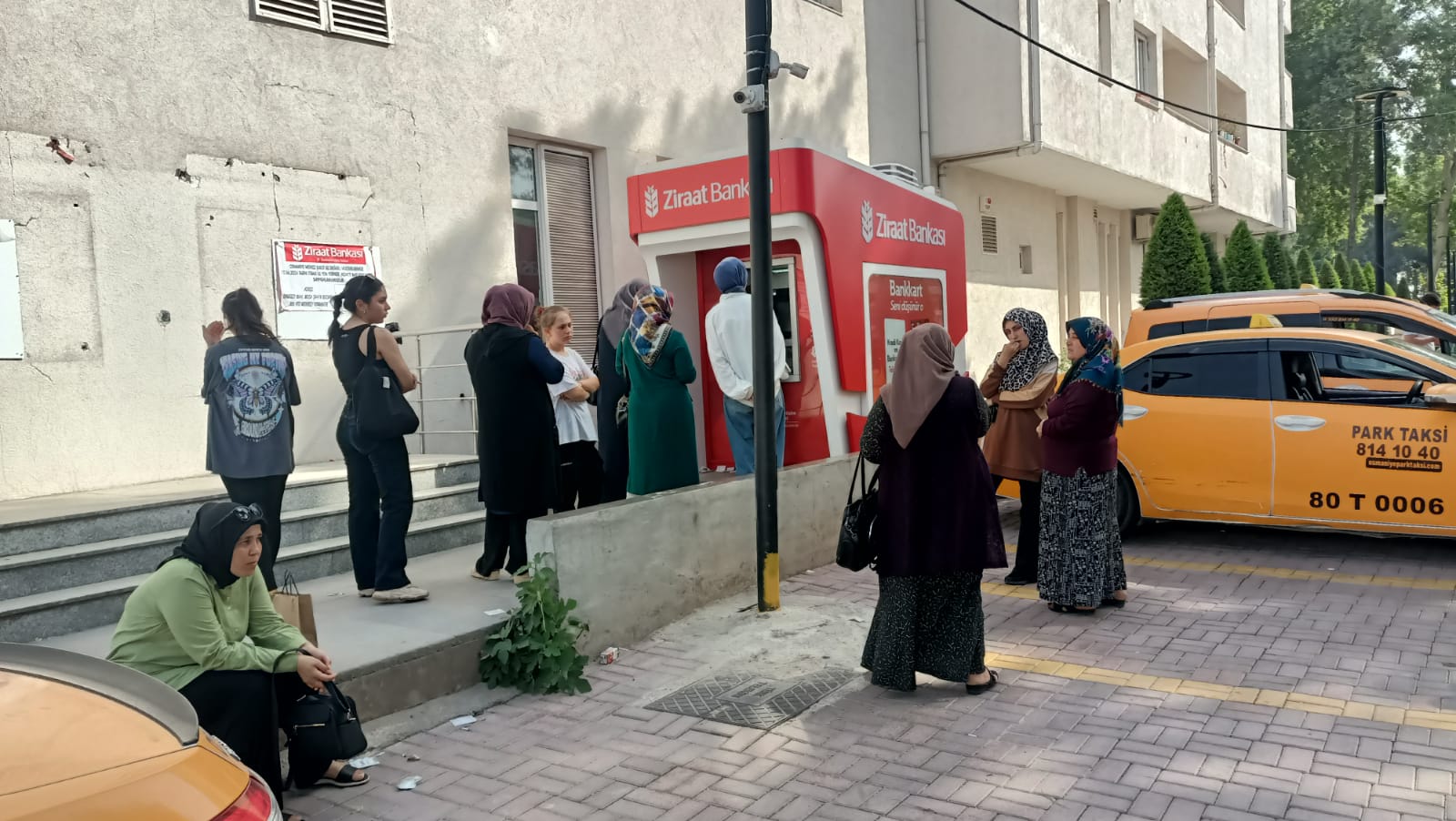 Arife Günü Osmaniye’de Atm Krizi Vatandaşlar Mağdur Oldu (1)