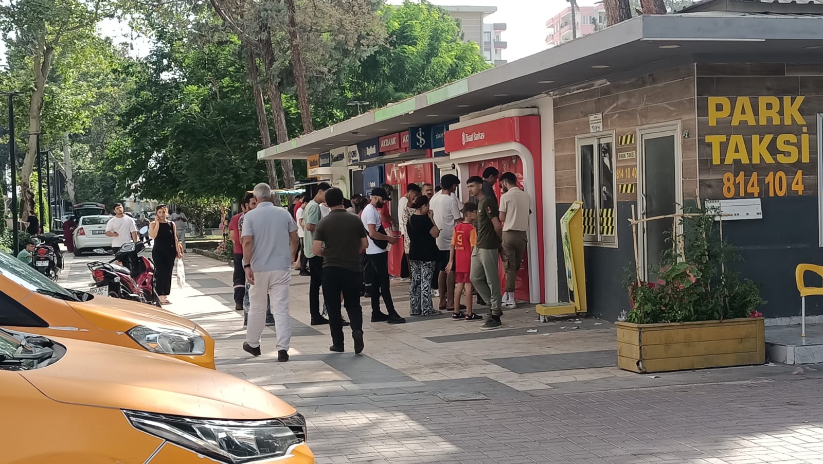 Arife Günü Osmaniye’de Atm Krizi Vatandaşlar Mağdur Oldu (3)