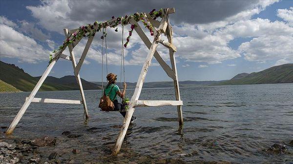Karın Eridiği Balık Gölü'nde Turizm Sezonu Böyle Açıldı Avrupalı Turistler Hayran Kaldı