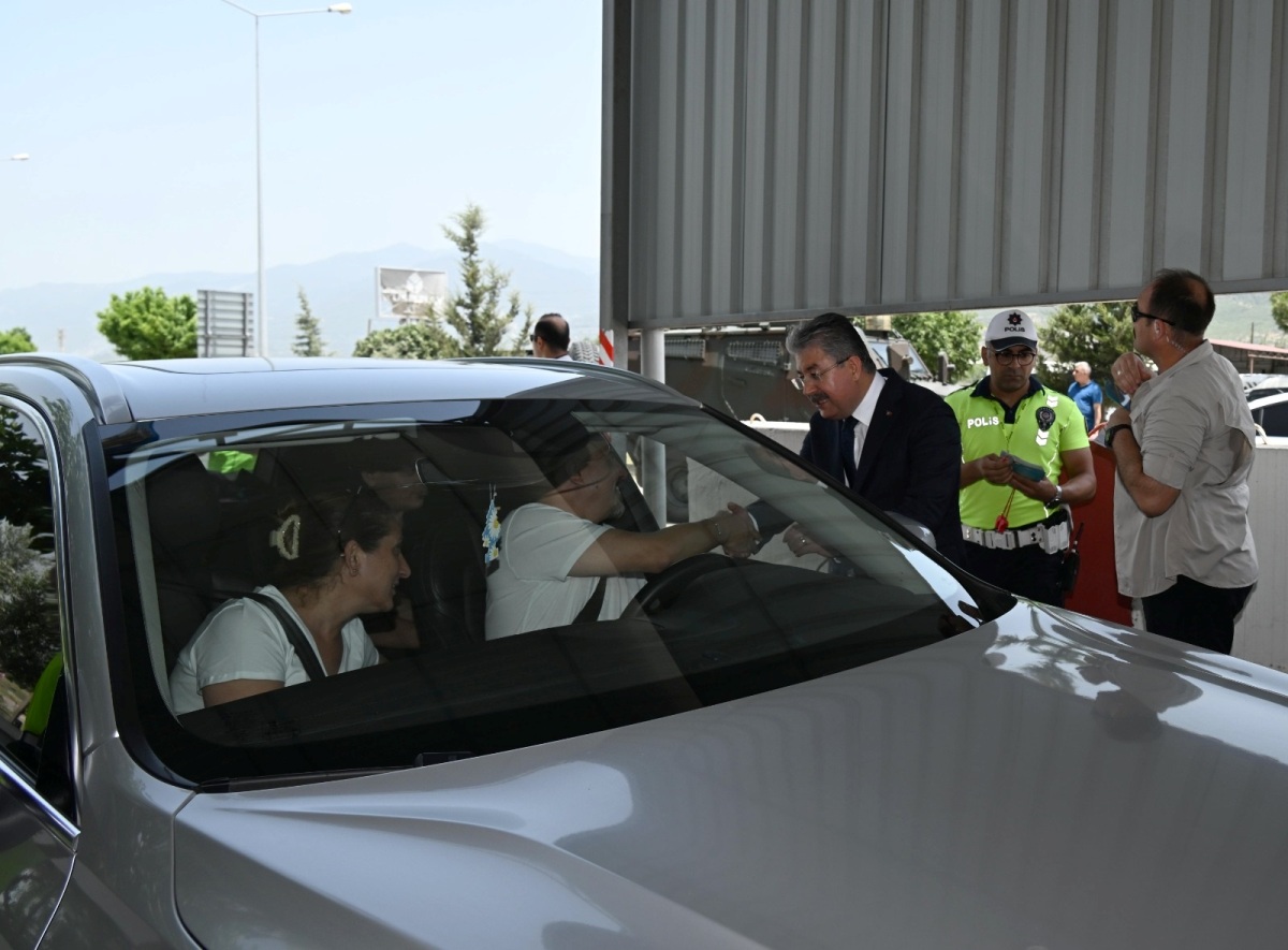 Osmaniye Valisi Dr. Erdinç Yılmaz'dan Trafik Denetimi Yolun Sonu Bayram Olsun (1)