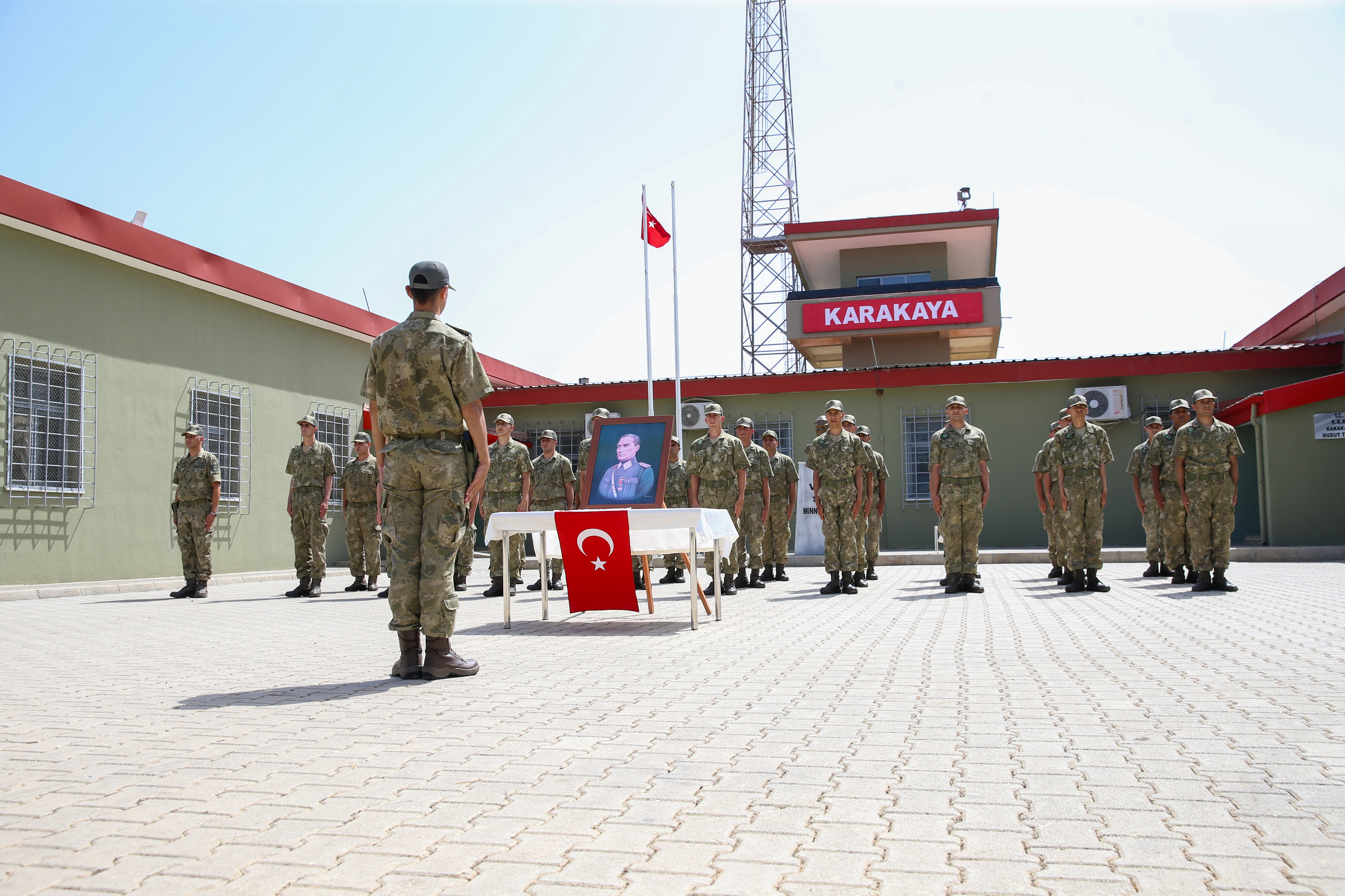 Sınırda Nöbet Tutan Asker, Ailesinin Sürpriz Ziyaretiyle Çifte Bayram Yaşadı