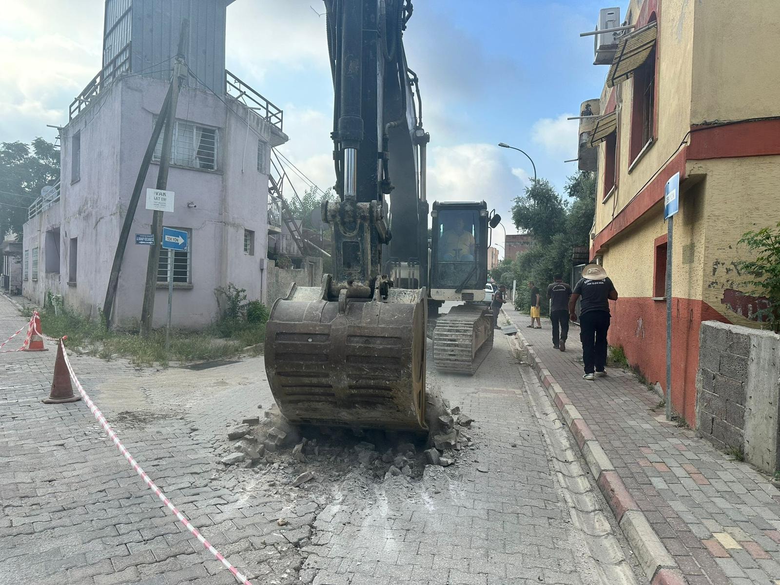 Kadirli'de Hükümet Caddesi Asfaltlanıyor Parke Söküm Çalışmaları Başladı (3)