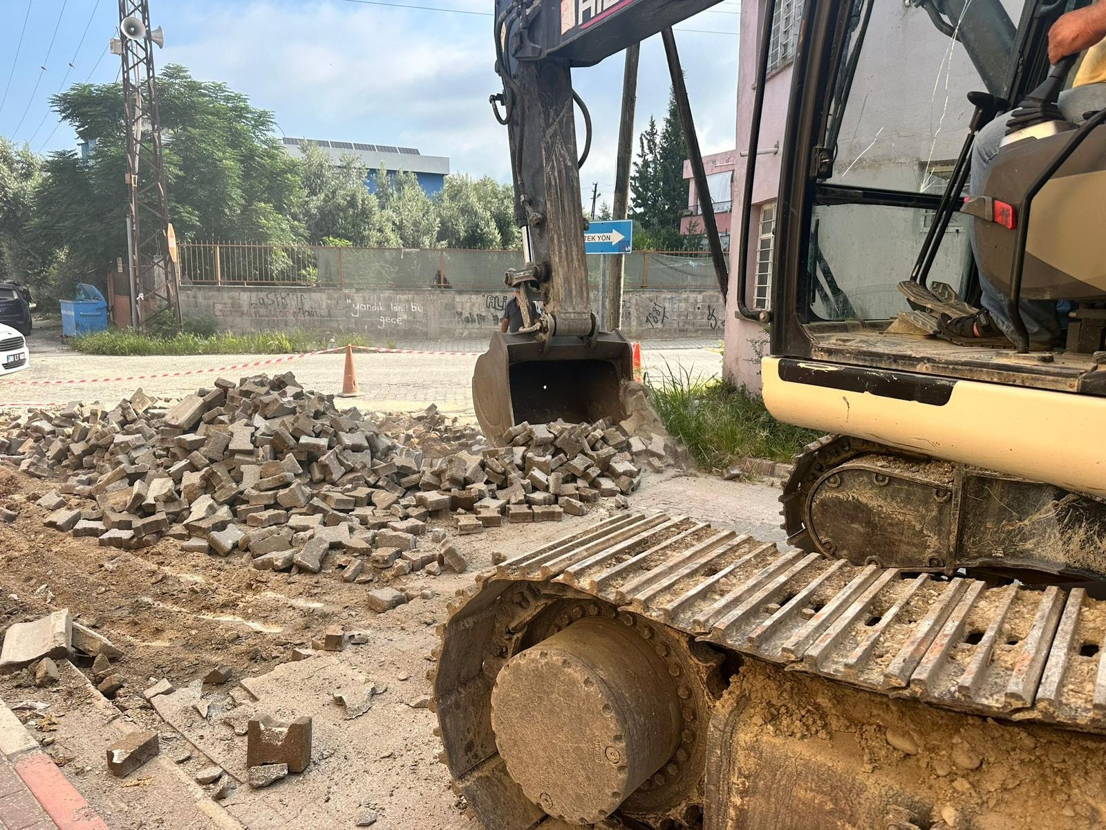 Kadirli'de Hükümet Caddesi Asfaltlanıyor Parke Söküm Çalışmaları Başladı (4)