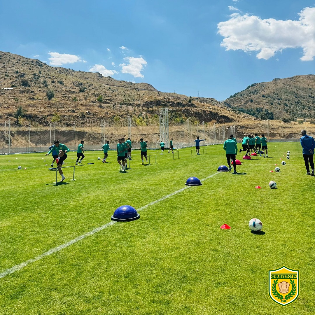 Osmaniyespor Fk'nın Sabah Antrenmanından İlk Kareler Tutku Ve Azimle Çalışıyorlar (1)