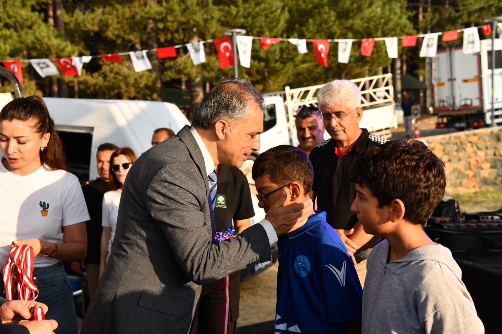 Reşat Gürel Satranç Turnuvasi’nda Dereceye Gi̇ren Öğrenci̇leri̇n Ödülleri̇ni̇ Başkan İbrahi̇m Çenet Verdi̇ (13)