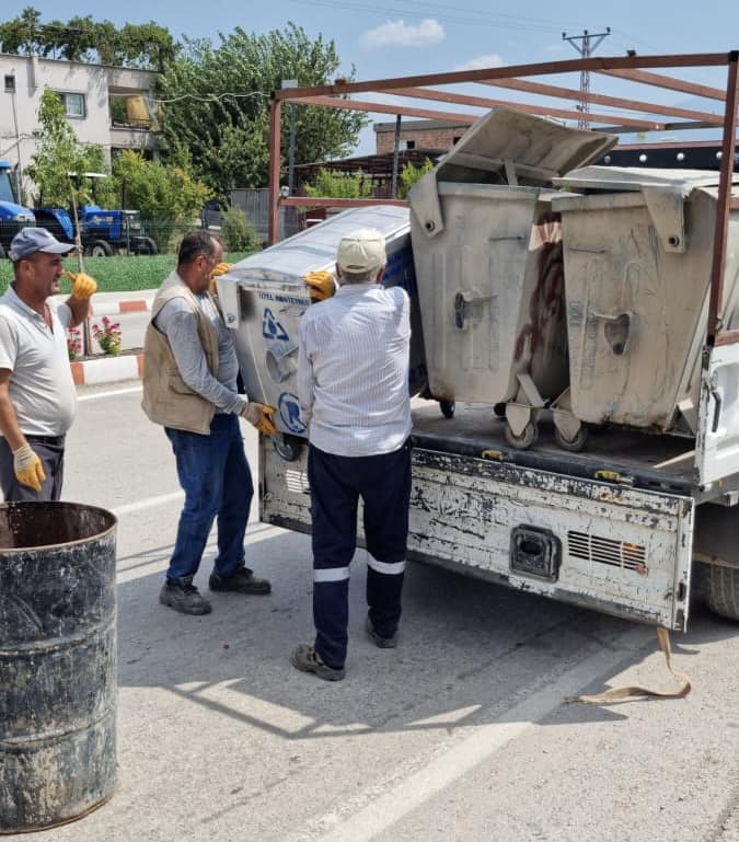 Yarbaşı Beldesi'nde Çöp Konteynerleri Yenileniyor (1)