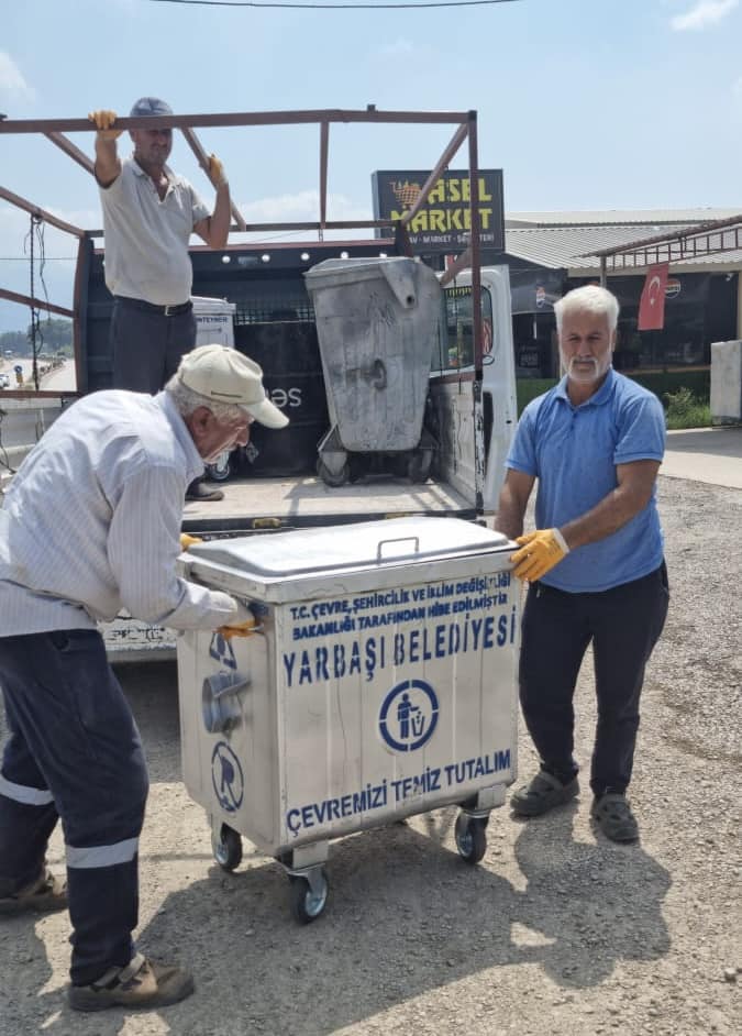 Yarbaşı Beldesi'nde Çöp Konteynerleri Yenileniyor (2)