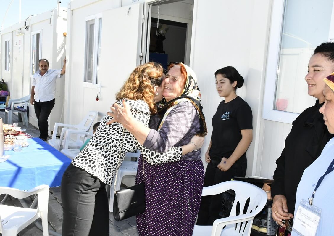 Kadirli Kaymakamı Erdinç Dolu Ve Eşi, Depremzede Çocuğun Doğum Gününü Kutladı (2)