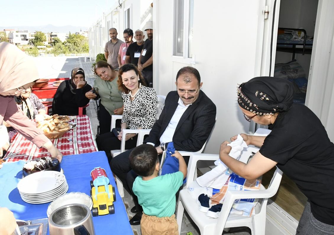 Kadirli Kaymakamı Erdinç Dolu Ve Eşi, Depremzede Çocuğun Doğum Gününü Kutladı (5)