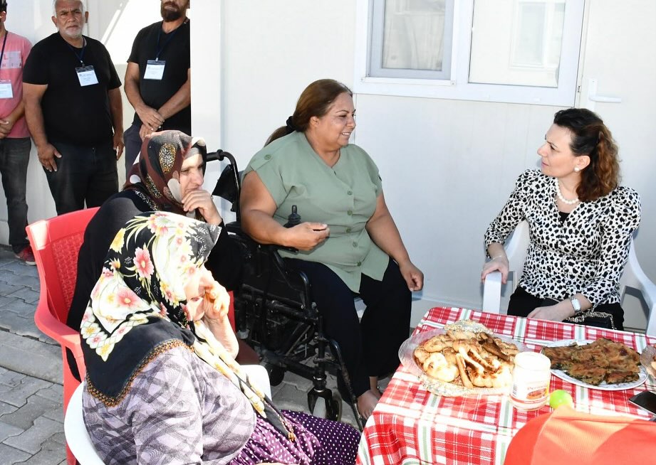 Kadirli Kaymakamı Erdinç Dolu Ve Eşi, Depremzede Çocuğun Doğum Gününü Kutladı (6)