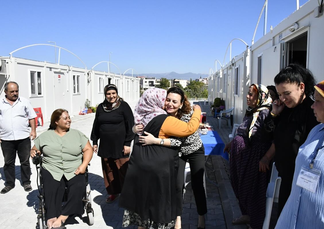 Kadirli Kaymakamı Erdinç Dolu Ve Eşi, Depremzede Çocuğun Doğum Gününü Kutladı (7)