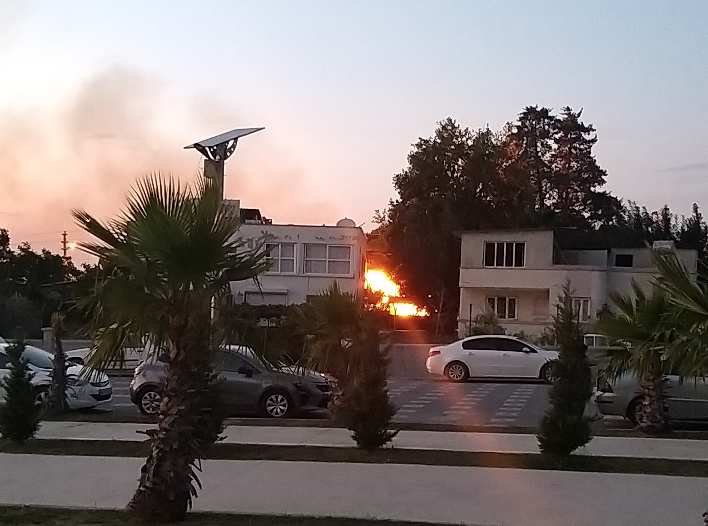 Karaçay Mahallesi'nde Çıkan Yangın Kontrol Altına Alındı, Sebep Bilinmiyor (2)