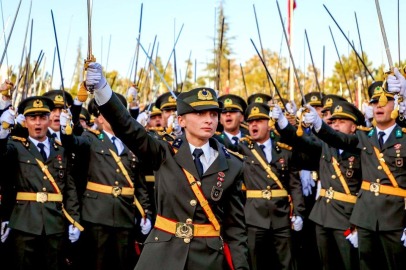 Türk Teğmenler Ile Nari̇n Bi̇r Kürt Kizi… (1)