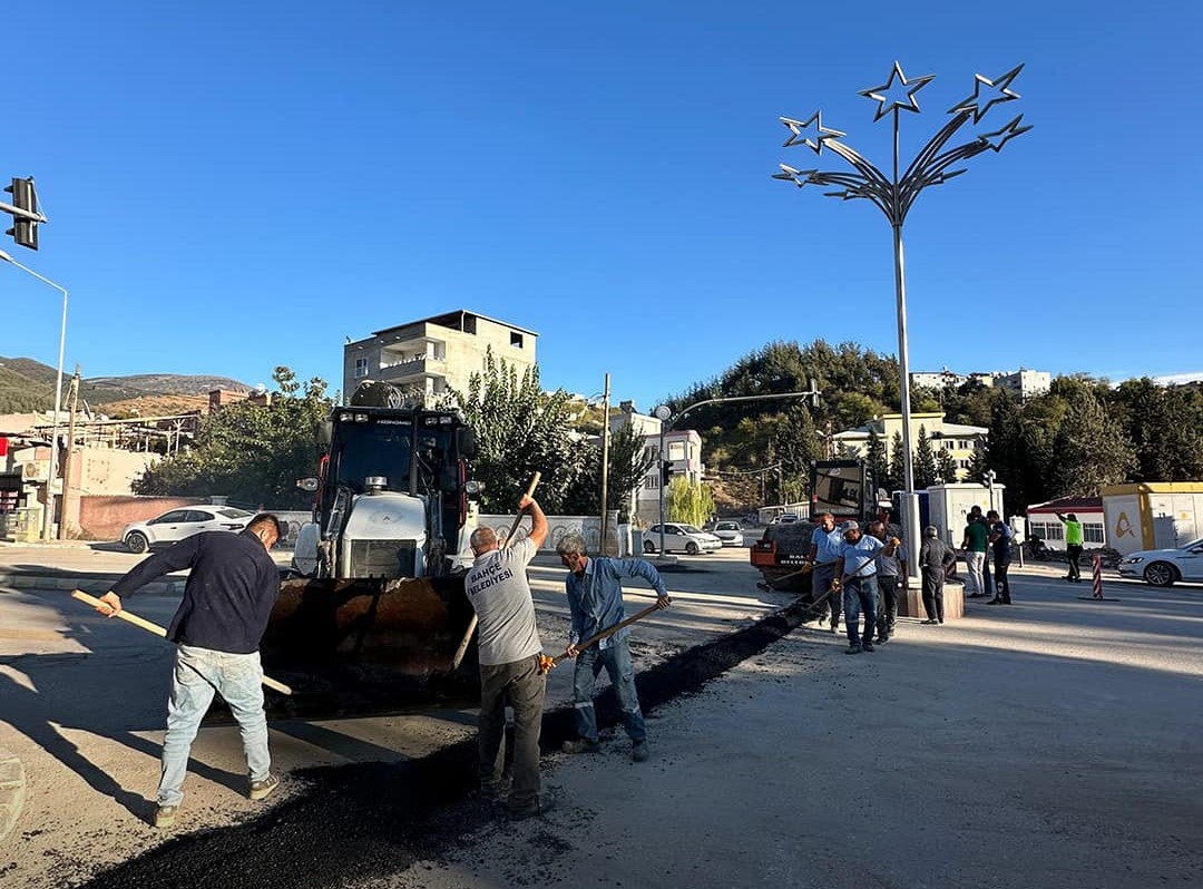 Bahçe Belediyesi Okullar Kavşağı’ndaki Yol Onarımını Tamamladı (1)