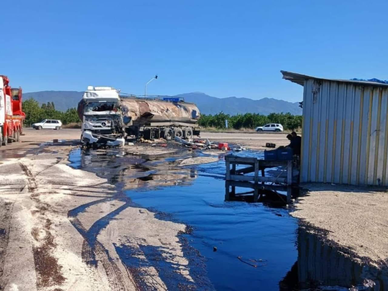 Hatay’da Tanker Devrildi Sürücü Yaralandı (1)