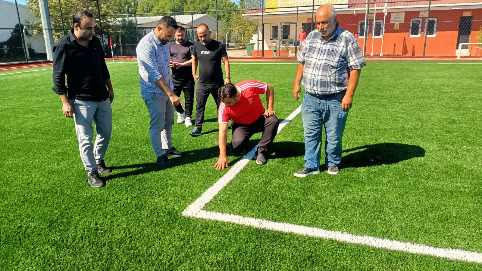 Osmani̇ye'de Yeni̇lenen Senteti̇k Saha Futbola Hazir (1)