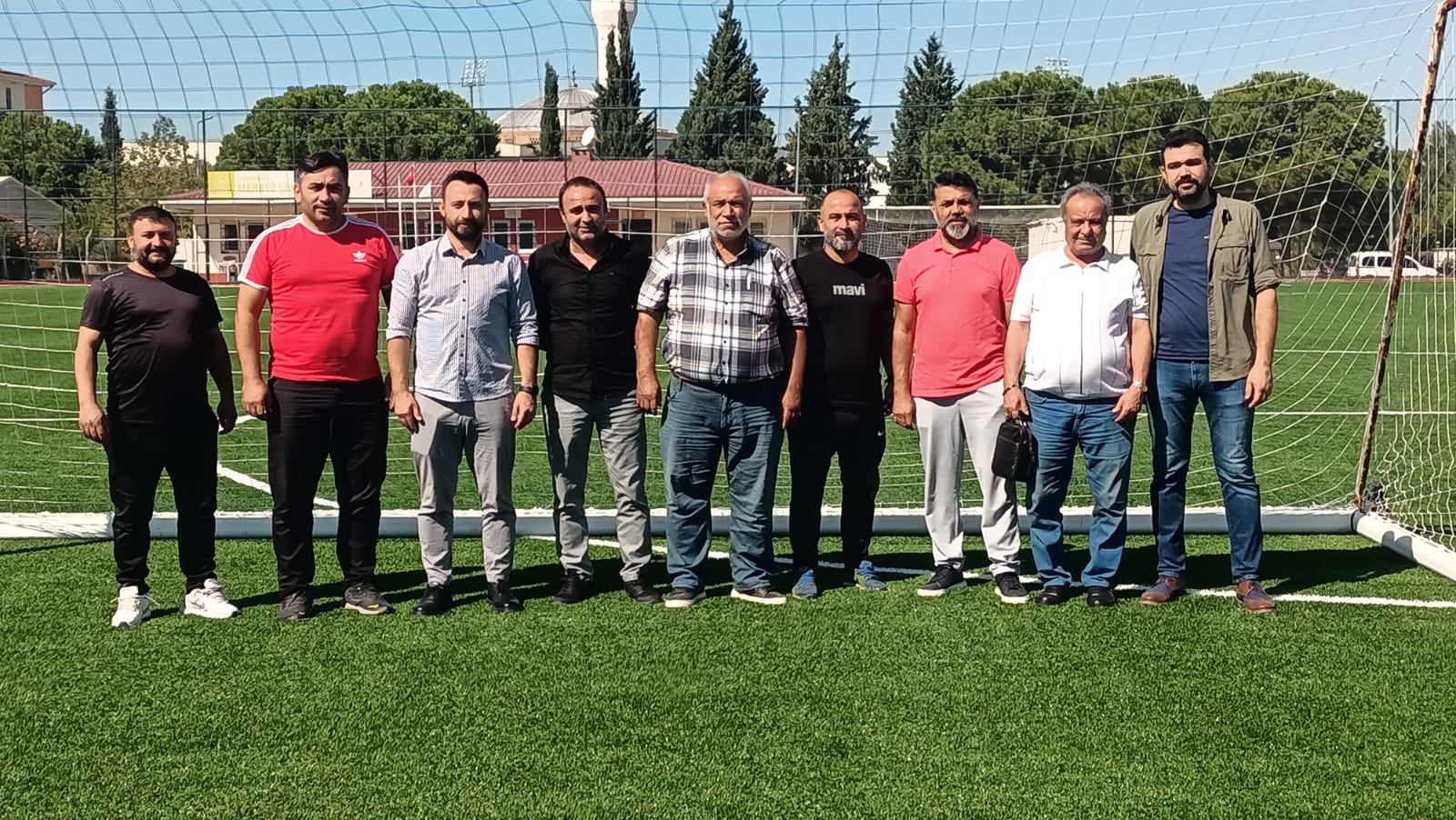 Osmani̇ye'de Yeni̇lenen Senteti̇k Saha Futbola Hazir (2)