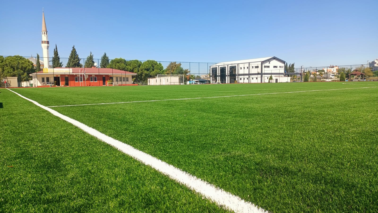 Osmani̇ye'de Yeni̇lenen Senteti̇k Saha Futbola Hazir (4)