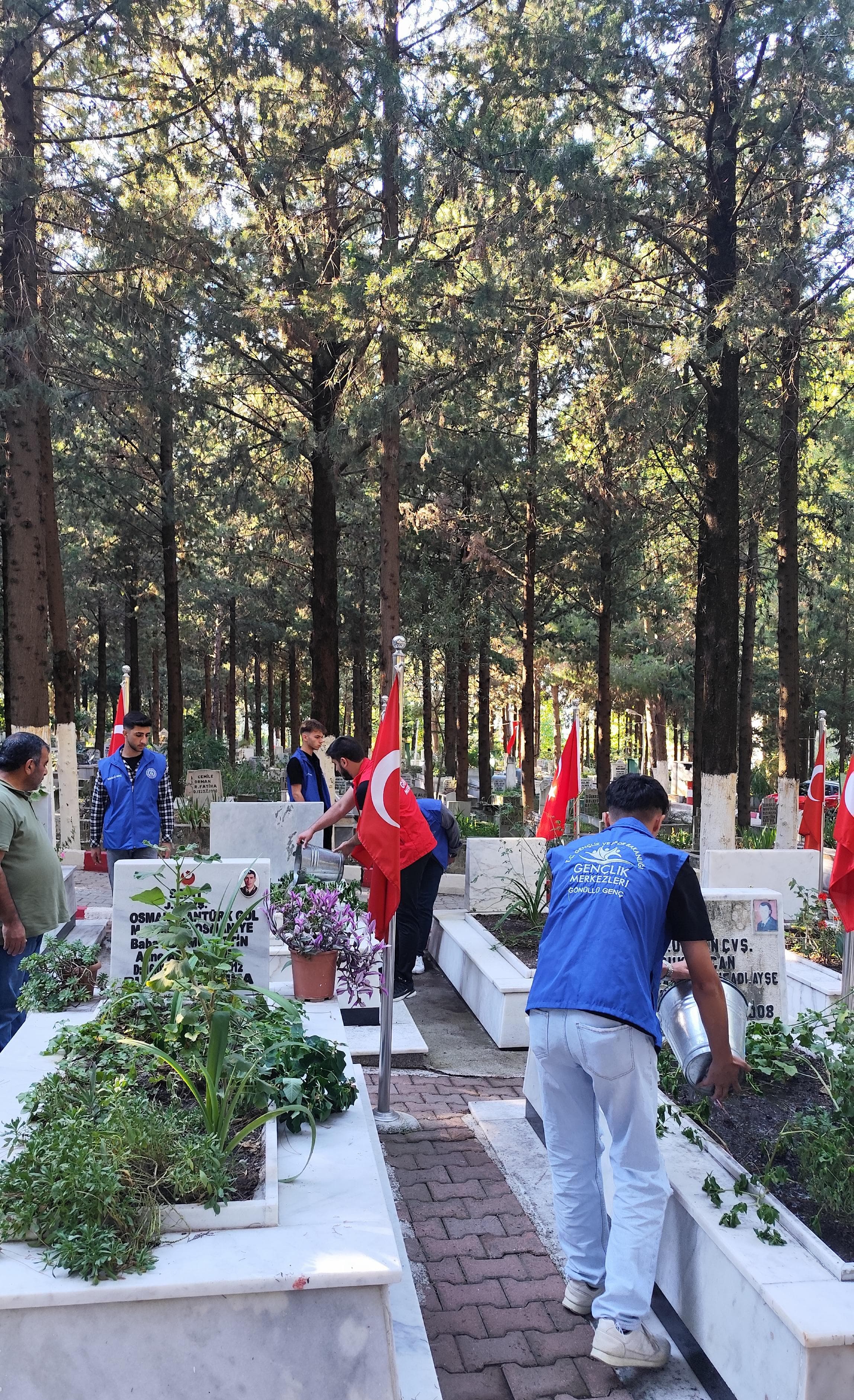 Şehitlerimizi Unutmadık Düziçi’nde Şehitlikte Temizlik Ve Dua Etkinliği (4)