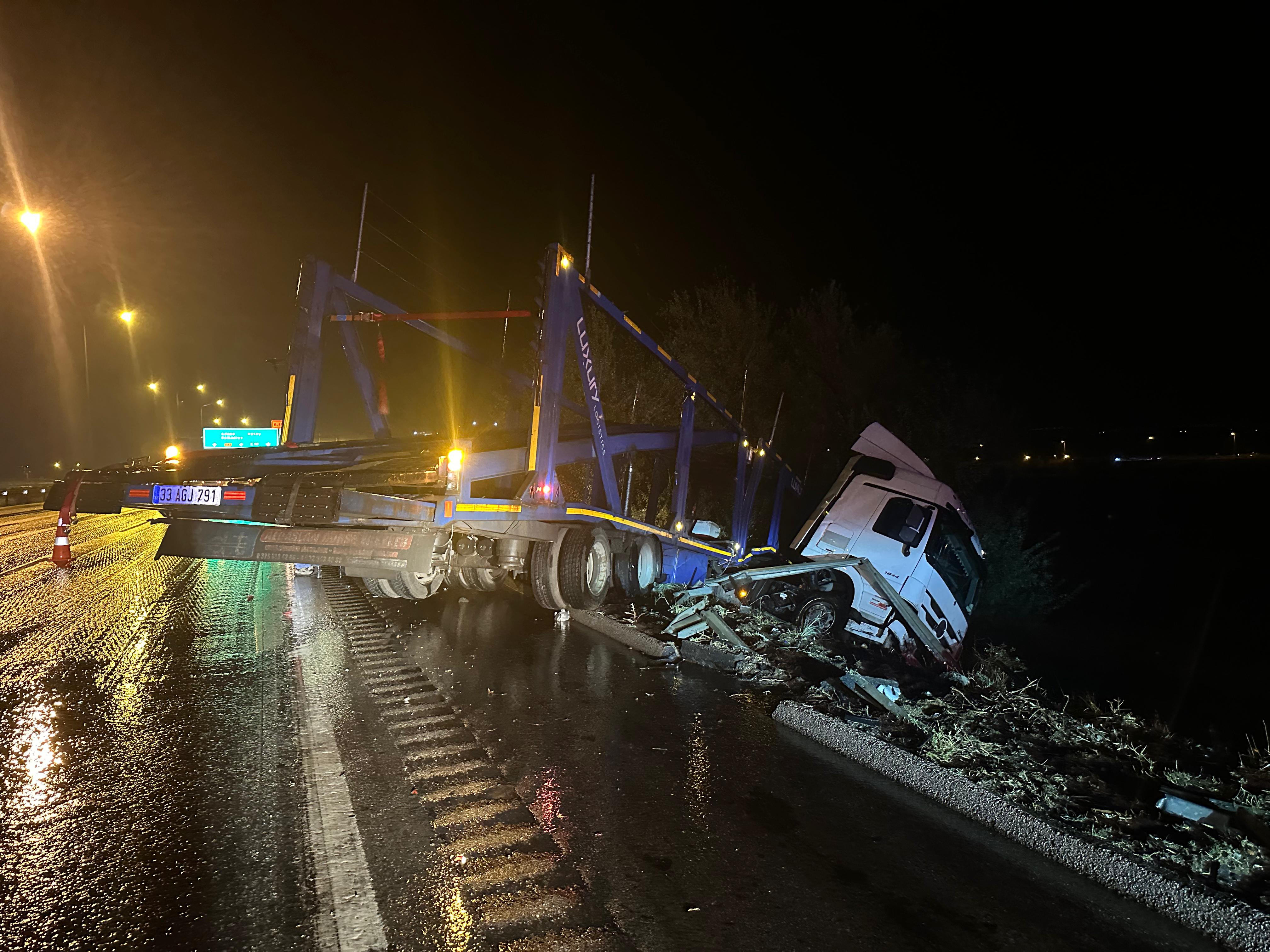 Düziçi Yol Kavşağında Yağış Nedeniyle TIR Kazası-1