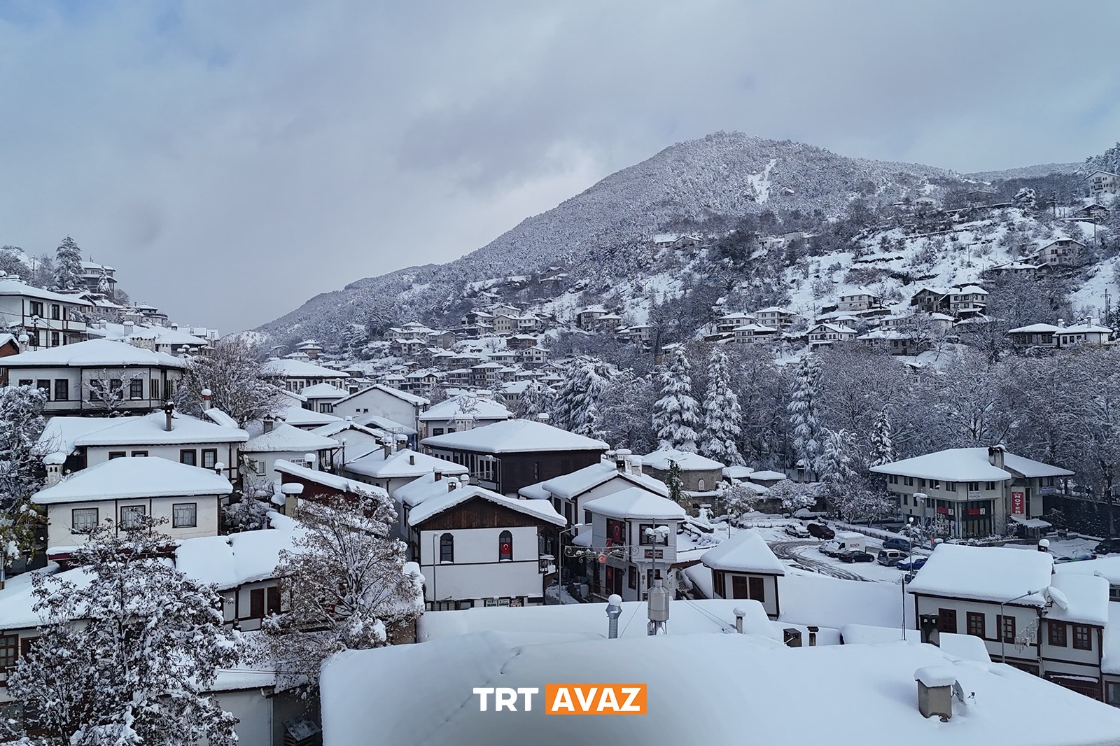 Bolu'nun Tarihi İlçesi Göynük, Beyaz Örtüye Büründü (1)