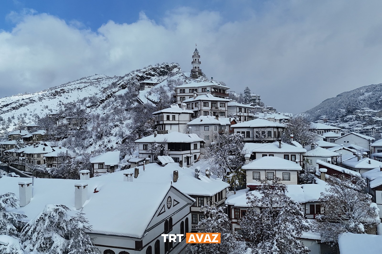 Bolu'nun Tarihi İlçesi Göynük, Beyaz Örtüye Büründü (3)