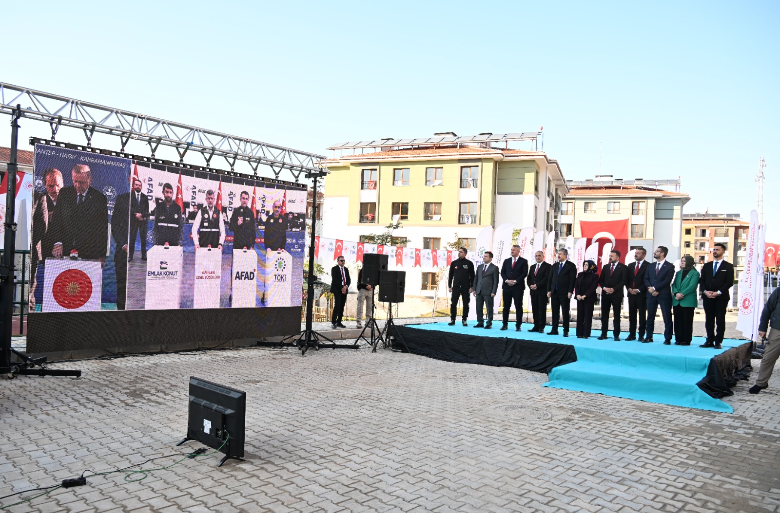 Düziçi İlçesinde Deprem Konutlarının Anahtarları Vali Yılmaz Tarafından Teslim Edildi (2)