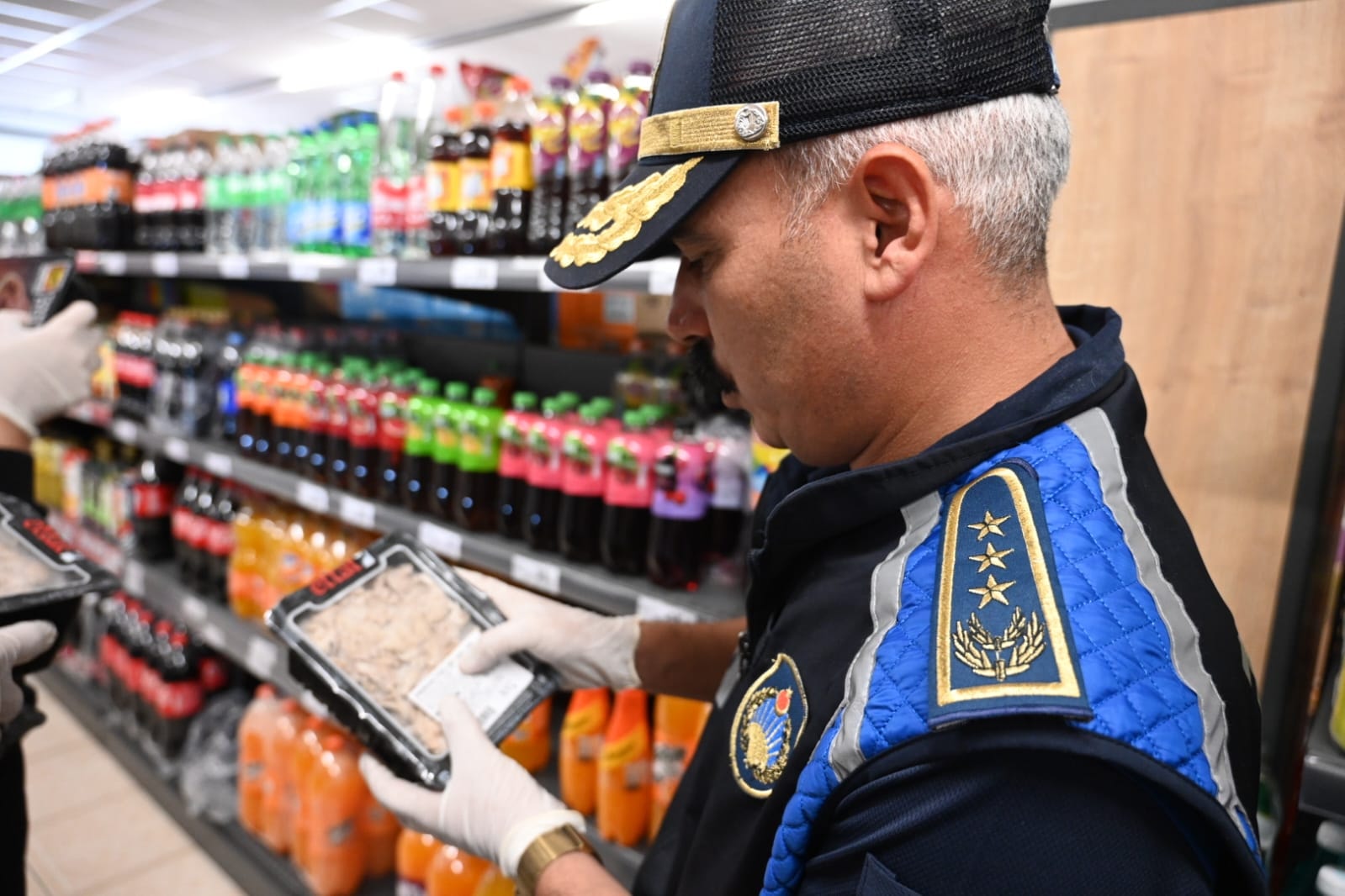 Kadirli Belediyesi Zabıta Ekiplerinden Market Denetimi 7 İşyerine Ceza Uygulandı (6)