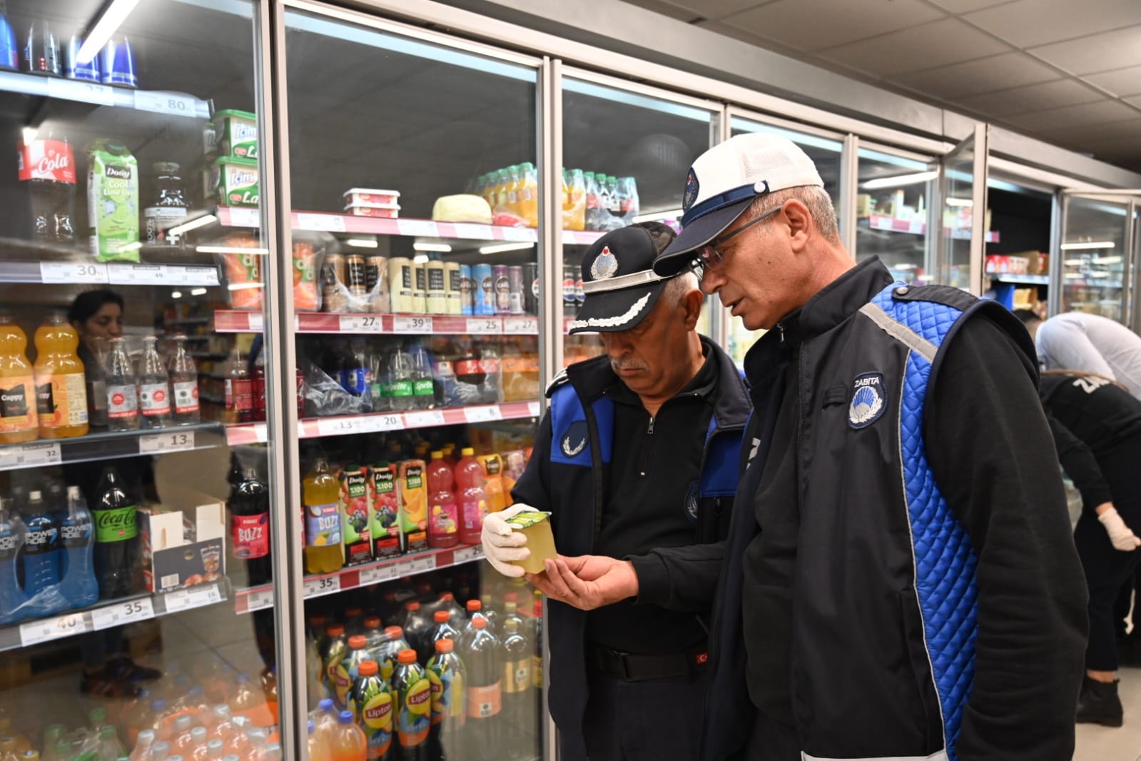 Kadirli Belediyesi Zabıta Ekiplerinden Market Denetimi 7 İşyerine Ceza Uygulandı (7)