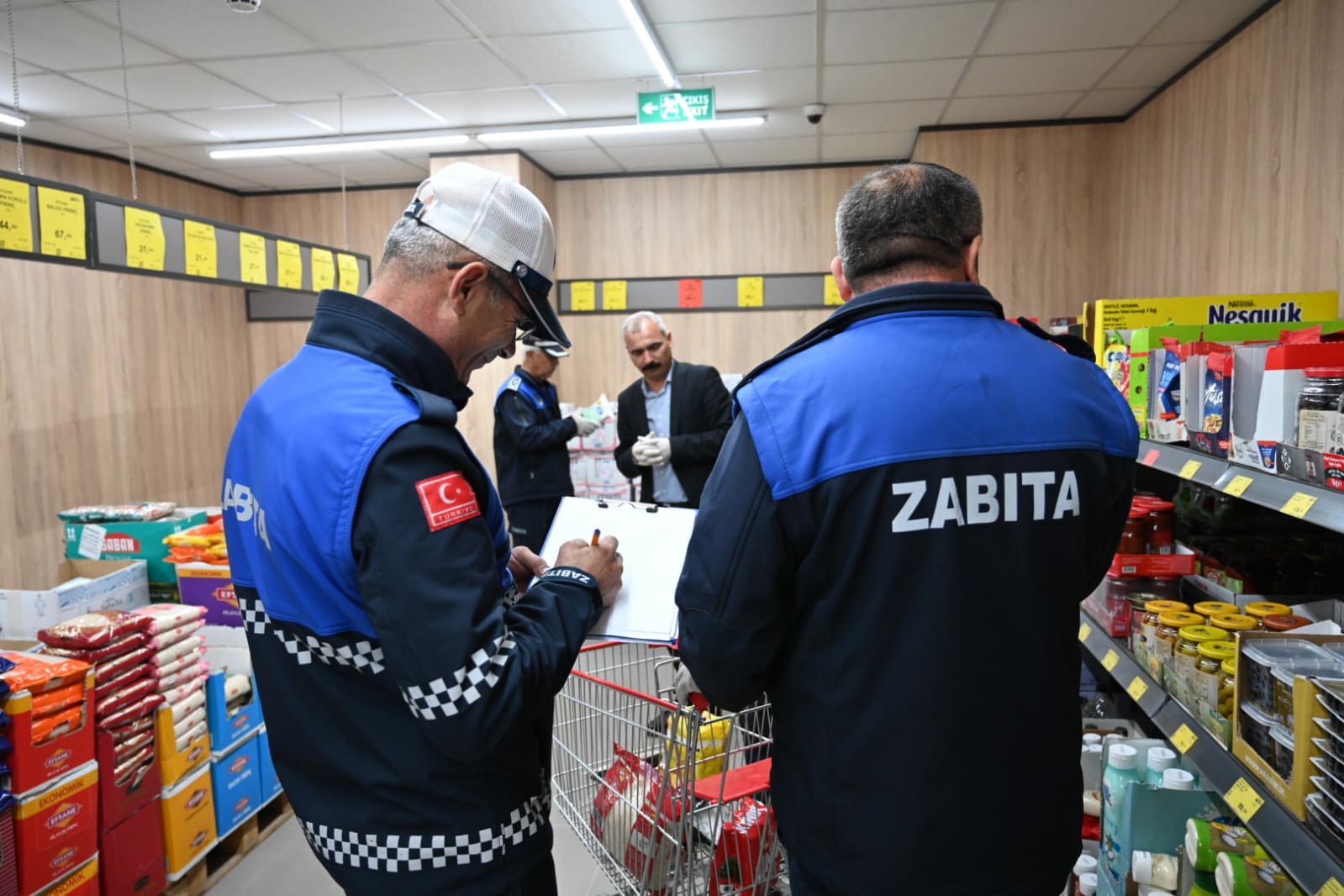 Kadirli'de Marketlere Sıkı Denetim Usulsüzlüklere Uyarı Ve Ceza (5)