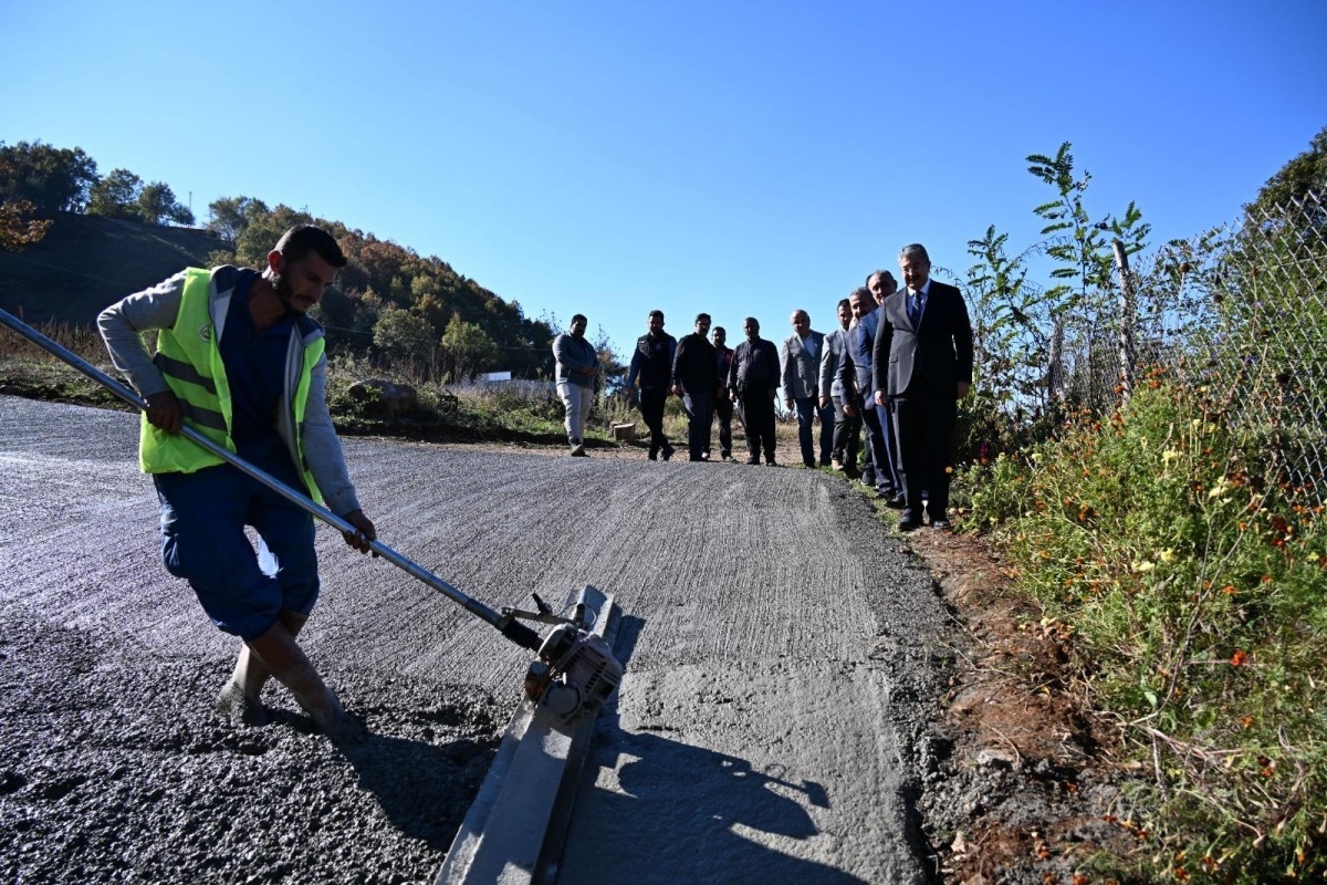 Vali Yılmaz, Söğütlügöl Köyü'ndeki Yol Çalışmalarını Yerinde İnceledi (3)