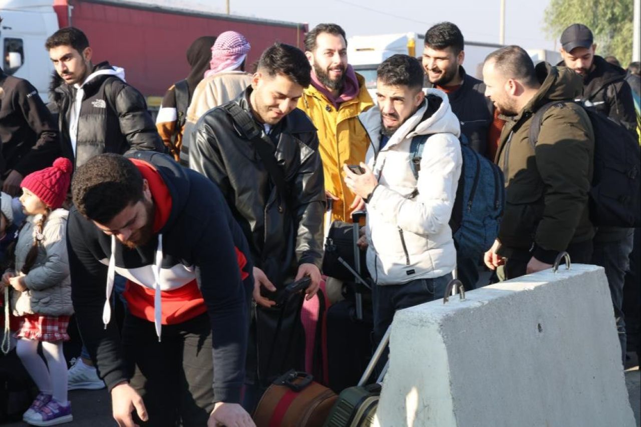 Cilvegözü Sınır Kapısı'nda Suriyelilerin Geri Dönüş Yoğunluğu 14 Yıl Bu Anı Bekledik (2)