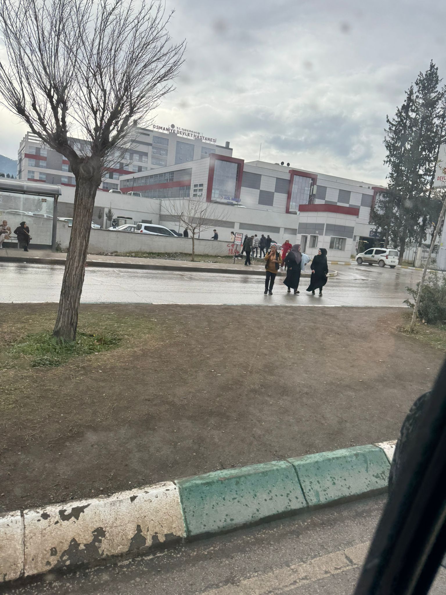 Osmaniye Devlet Hastanesi Önü Tehlike Saçıyor! (1)