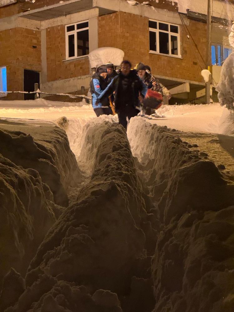 Zonguldak'ta Umke, Kar Engeline Rağmen Yaşlı Hastaya Ulaştı (1)