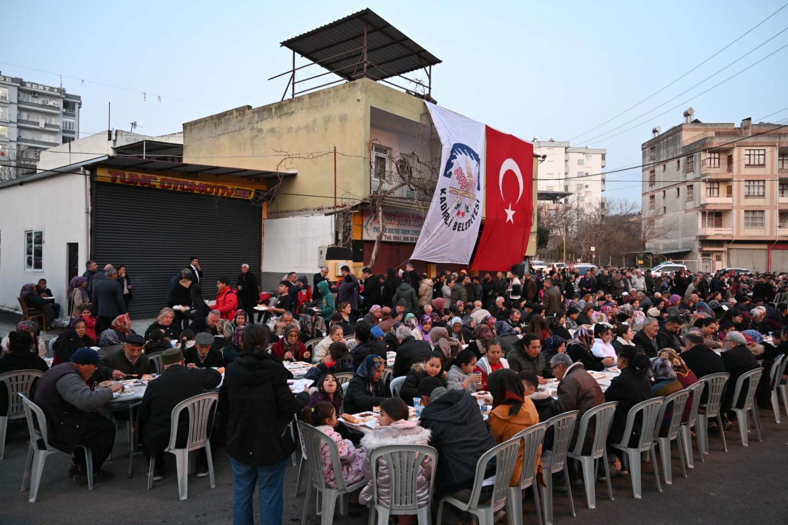 Kadirli Belediyesi’nin Gezici Aşevi İftar Programına Yoğun İlgi (3)