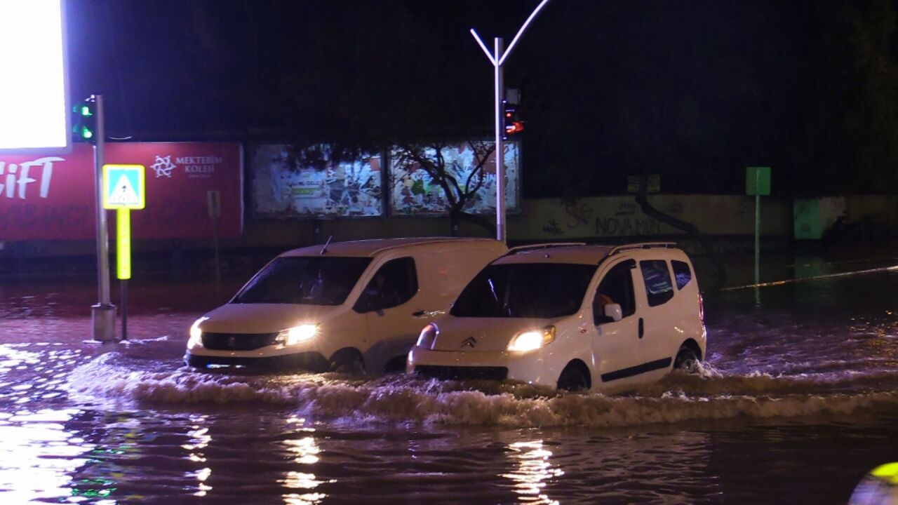 Adana'da Sağanak Hayatı Olumsuz Etkiledi