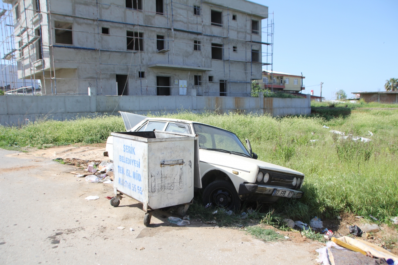 Antalya'da Hacizli Otomobil, Konteyner Kenarına Bırakılmış Halde Bulundu