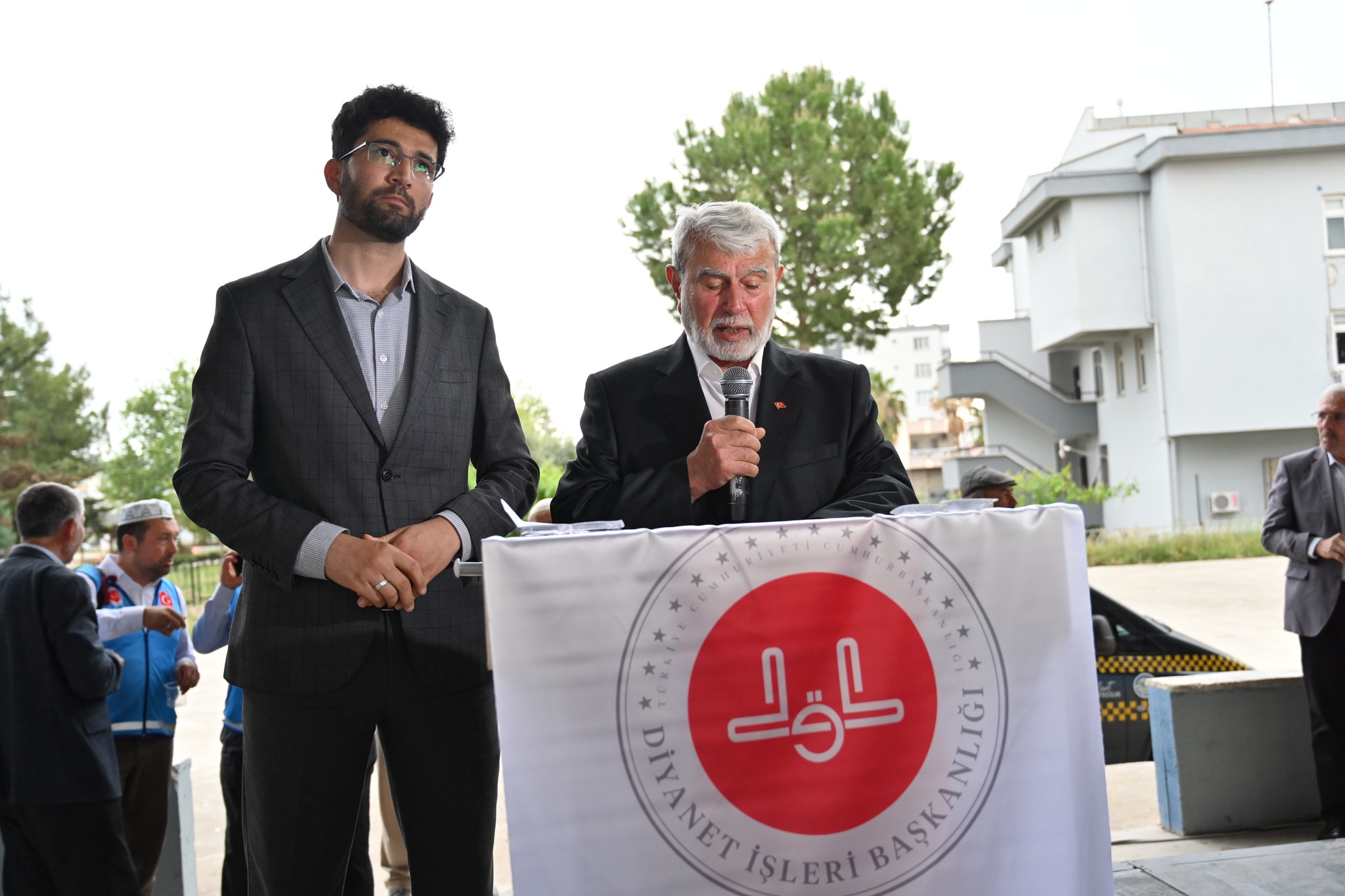Kadirli’de Hacı Adayları Gözyaşlarıyla Uğurlandı (1)