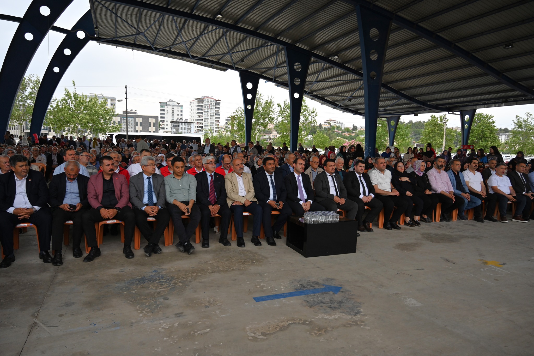 Kadirli’de Hacı Adayları Gözyaşlarıyla Uğurlandı (13)