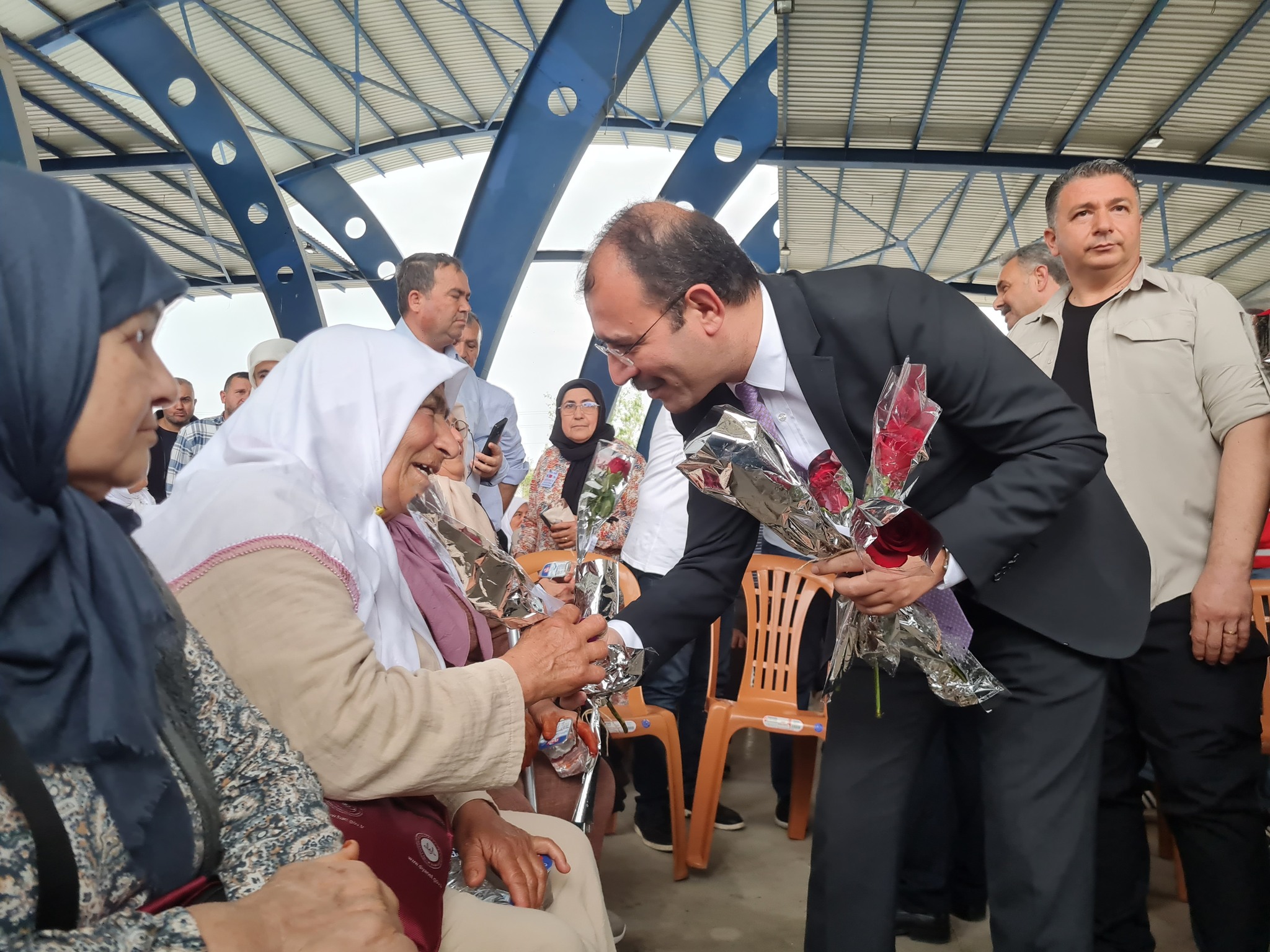 Kadirli’de Hacı Adayları Gözyaşlarıyla Uğurlandı (2)