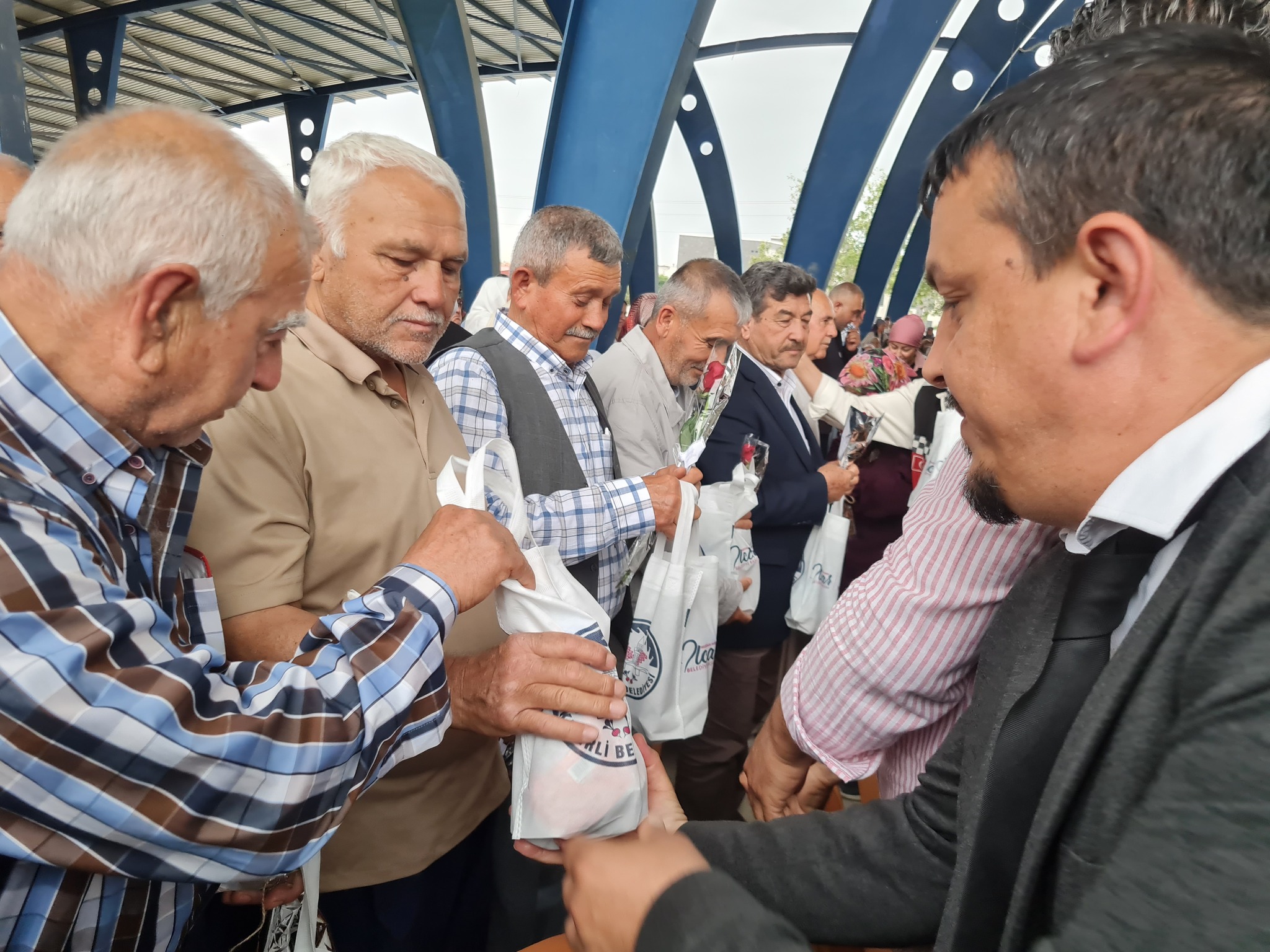 Kadirli’de Hacı Adayları Gözyaşlarıyla Uğurlandı (8)